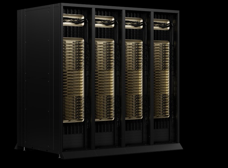 Quatre baies NVIDIA DGX GB300 côte à côte sur fond noir, plateaux de calcul dorés visibles à travers les portes.